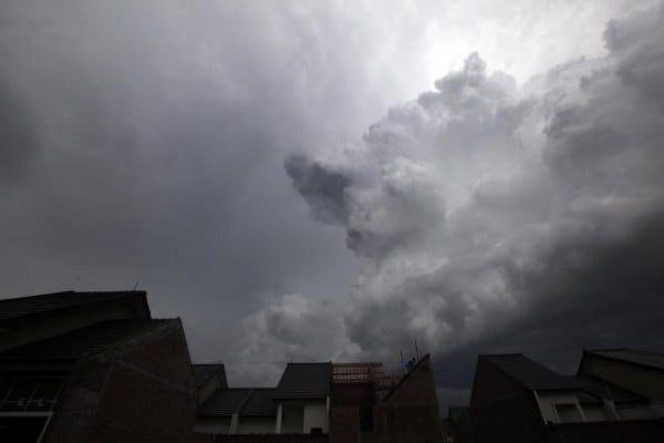  CUACA BURUK: Ada Cumulonimbus, Syahbandar Brondong Kibarkan Bendera Hitam